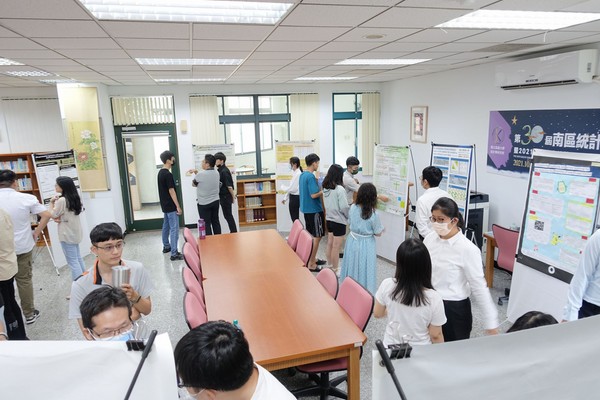 111學年度書報討論成果..